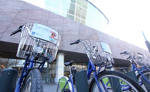 Des vélos en libre-service de Keolis. Ici le Vélo Star, devant les Champs Libres à Rennes.