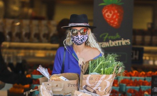 Laeticia Hallyday portant un masque lors de ses courses alimentaires, à Los Angeles, le 27 mars 2020.