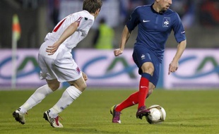 L'attaquant de l'équipe de France Franck Ribéry (en bleu) lors d'un match des qualifications pour l'Euro 2012 face au Luxembourg, le 25 mars 2011 à Luxembourg.