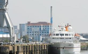 Avant de partir vers Honfleur, le Bremen était amarré jeudi quai Wilson.
