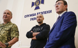 Le journaliste russe Arkadi Babtchenko (centre) est bel et bien vivant.