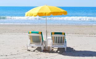 Des transats vides sur une plage déserte