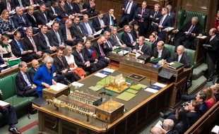 Theresa May et les députés britanniques rassemblés à la Chambre des communes à Londres, le 19 décembre 2018.