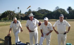 Des joueurs de boule anglaise, au sein du club sélect de Port-Elizabeth, le 3 juillet 2010.