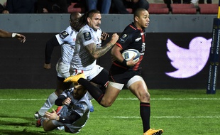 Le centre du Stade Toulousain Gaël Fickou file à l'essai lors du match de Champions Cup contre Oyonnax, le 21 novembre 2015 au stade Ernest-Wallon de Toulouse.