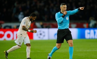 L'arbitre Damir Skomina siffle penalty pour Manchester face au PSG, à la toute fin du match retour des 8es de finale de Ligue des champions.