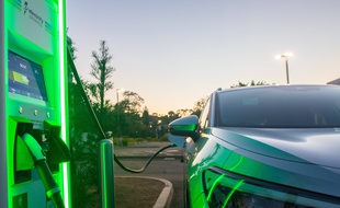Illustration d'une voiture électrique.