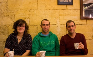 Les trois amis qui entreprennent d'ouvrir une auberge de jeunesse privée à Bordeaux.