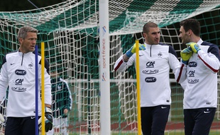 Mickaël Landreau (à gauche) accompagné de Stéphane Ruffier et Hugo lloris, les trois gardiens de l'équipe de France, à Clairefontaine, le 23 mai 2014