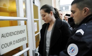 Jessica Davies arrivant à la cour d'assises de Versailles, lundi 11 janvier 2010.
