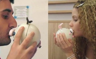 Capture d'écran d'une vidéo Youtube présentant le robot à lèvres «Kissenger».