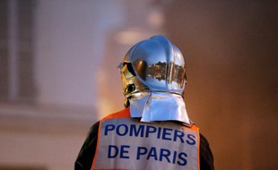 Un pompier en intervention lors d'un incendie.