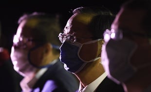 Du personnel chinois observe une cargaison