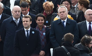 L'ancien Premier ministre (au 3e rang derrière Emmanuel Macron et Jean-Yves Le Drian n'avait pas particulièrement l'air réjoui...