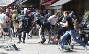 Des bagarres entre supporters russes et anglais ont éclaté à Marseille, cours Estienne d'Orves, le 11 juin 2016.