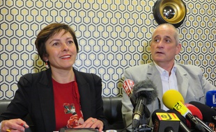 Carole Delga, tête de liste PS en Languedoc-Roussillon/ Midi-Pyrénées, et Gérard Onesta (EELV) lundi 7 décembre lors de l'annonce de l'annonce de la fusion de leurs deux listes.