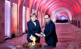 Le président français François Hollande et la chancelière allemande Angela Merkel lors d'une cérémonie dans l'ossuaire de de Douaumont (nord-est), le 29 mai 2016