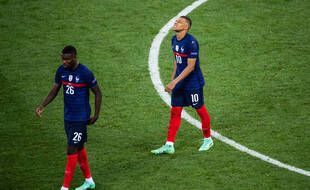 Kylian Mbappé et Marcus Thuram à la fin du match contre la Suisse synonyme d’élimination de l'Euro 2021, à Bucarest le 28 juin 2021.
