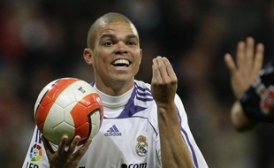 Le défenseur portugais du Real Madrid, Pepe, lors d'un match contre Valence, le 23 mars 2008.