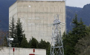 Des militants de Greenpeace ont survolé mardi en parapente la centrale nucléaire de Garoña, la plus ancienne d'Espagne, pour dénoncer le "manque de sécurité" de cette installation dont le gouvernement a décidé de prolonger l'exploitation pour cinq ans.