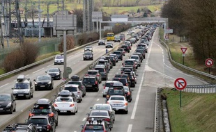 Illustration de circulation automobile.