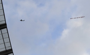 Un avion tirant la banderole est passé dans le ciel avant le coup d'envoi du match