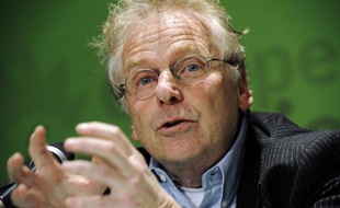 L'eurodéputé EELV Daniel Cohn-Bendit juge "stupéfiant" de la part de Jean-Luc Mélenchon (FG) de "donner des leçons de politique" après avoir passé ses vacances avec Hugo Chavez, le controversé président du Venezuela.