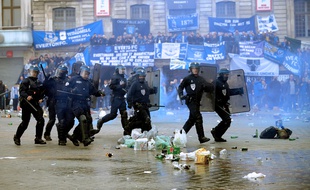 Des CRS sur la Grand-Place de Lille, occupée par des supporters d'Everton, le 23 octobre 2014.