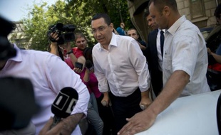 Le Premier ministre roumain Victor Ponta (C) devant le siège du parquet anticorruption à Bucarest, le 13 juillet 2015