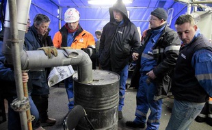 Les salariés de la raffinerie Total de Dunkerque étaient toujours en grève le 24 février 2010 pour protester contre la fermeture du site.