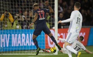 Choupo Moting «arrête» le tir de Nkunku lors de PSG-Strasbourg, le 7 avril 2019.