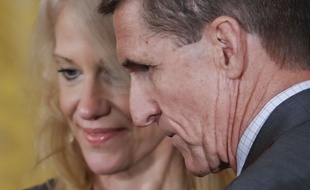 Le principal conseiller de Donald Trump pour la sécurité, Michael Flynn, avec la conseillère Kellyanne Conway à la Maison Blanche le 13 février 2017.