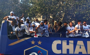 Le bus à impériale des Bleus.
