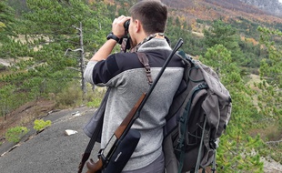Un agent de l'ONCFS tente de repérer un loup, en novembre 2019, dans les Alpes.