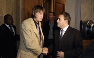 Nicolas Sarkozy a déclaré mercredi soir que le conflit sur la réforme des régimes spéciaux de retraites devait "s'arrêter le plus vite possible", alors que la plupart des syndicats des cheminots et la CGT de la RATP ont appelé à la poursuite de la grève jeudi.