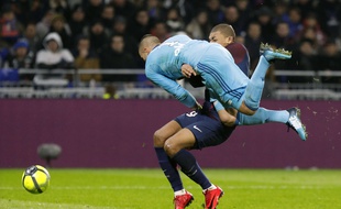 A la 31e minute de jeu dimanche, Anthony Lopes a involontairement percuté de plein fouet Kylian Mbappé en pleine surface.
