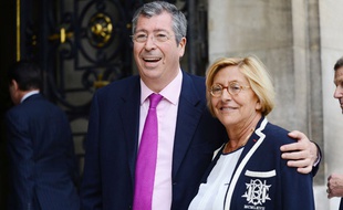 Patrick et Isabelle Balkany devant la mairie de Neuilly (Hauts-de-Seine) le 16 avril 2014.