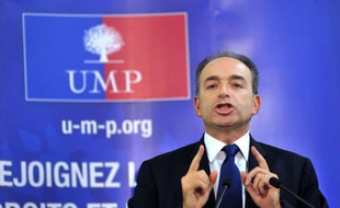 Jean-François Copé, président de l'UMP, a affirmé que son parti allait recruter ses candidats pour les élections municipales de 2014 par "petites annonces", mercredi lors d'une réunion publique à Agen.
