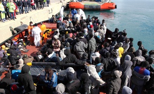 Illustration de migrants rescapés arrivés en Italie.