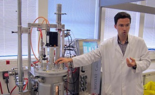 Un microbiologiste de Global Bioenergies montre le 24 février 2012 au siège de la compagnie à Evry, près de Paris, une machine de production d'isobutène