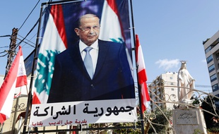 A general view shows a large poster of ex-general Michel Aoun ahead of a parliament session expected to elect him as president and end a political stalemate of more than two years, in Jdeidah, on the northern outskirts of the capital Beirut on October 31, 2016. / AFP PHOTO / ANWAR AMRO