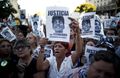 Des personnes brandissent le portrait de Fernando Baez Sosa, jeune homme de 18 ans assassiné par une bande de rugbymen,  lors d'une manifestation le 18 février 2020 à Buenos Aires.