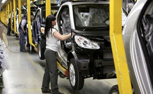 Une salariée de Smart sur la ligne de production de la Fortwo à l?usine de Hambach en Lorraine en février 2011.