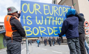 Des manifestants protestent contre les contrôles à la frontière entre l'Autriche et l'Italie, le 24 avril 2016.