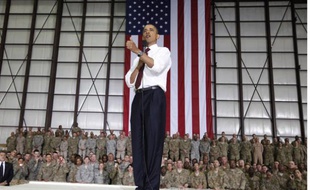 Le président américain Barack Obama s'adresse à ses troupes, sur la base de Bagram, près de Kaboul, le 2 mai 2012.