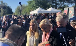 Marine Le Pen, coq en main, sur un marché de Nouvelle-Aquitaine