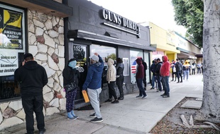 Des Américains font la queue devant une boutique d'armes à feu à Burkank, le 17 mars 2020.