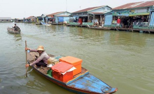 Des générations de pêcheurs cambodgiens ont vécu dans les villages flottants du Tonlé Sap, le plus grand lac d'eau douce d'Asie du sud-est. Mais la raréfaction du poisson pousse les jeunes à mettre pied à terre, menaçant un mode de vie ancestral.