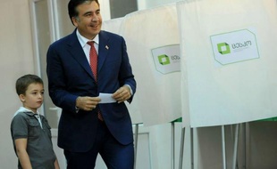Les Géorgiens élisaient leurs députés lundi dans des législatives où le parti du président Mikheïl Saakachvili affronte une coalition d'opposition dirigée par un milliardaire, des élections cruciales qui pourraient être influencées par un récent scandale de torture.