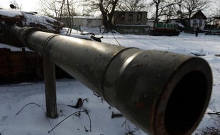 Photo prise le 30 décembre 2014 du canon d'un char détruit dans le village de Stepanivka, dans l'est de l'Ukraine, lors de combats entre les forces ukrainiennes et les rebelles pro-russes